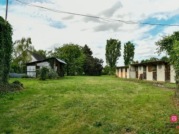 À VENDRE Charmant corps de ferme à fort potentiel 2000 m² Un cadre de vie unique à la campagne