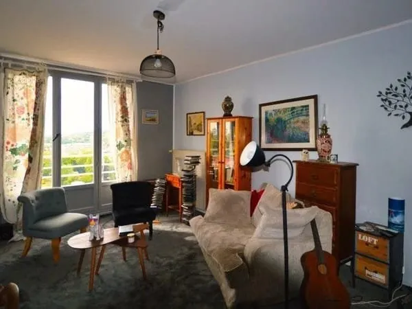 SOUS COMPROMIS Appartement T1 avec vue panoramique à CUSSET.