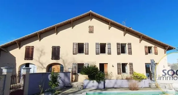 Maison 250m² avec 4 chambres, bureau séparé, granges et piscine