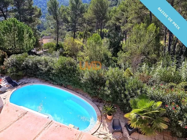 Propriété avec piscine et espace boisé