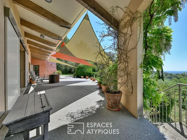 Villa d'architecte à la vue panoramique dans les collines