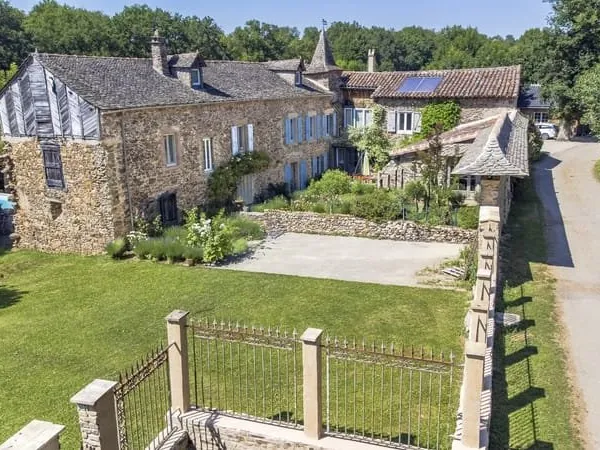 Maison en pierres, 300m2, au calme, commerces à pied/velo, 2ha, 30 min. D'albi