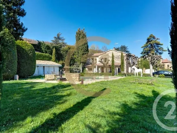 Maison 8 pièces 250 m²