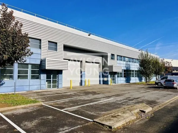 Local d'activité 738 m²