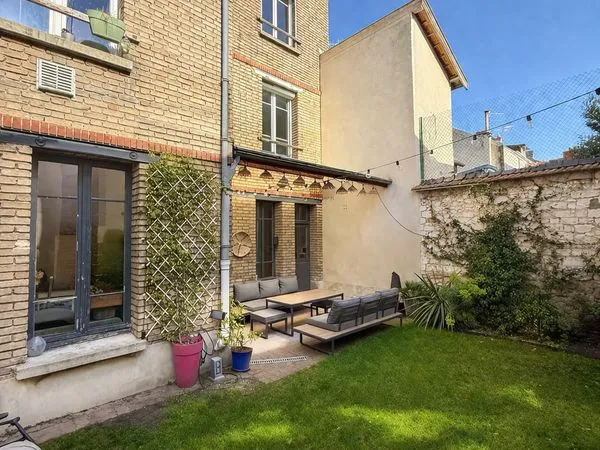 Maison familiale en ville, idéalement située...