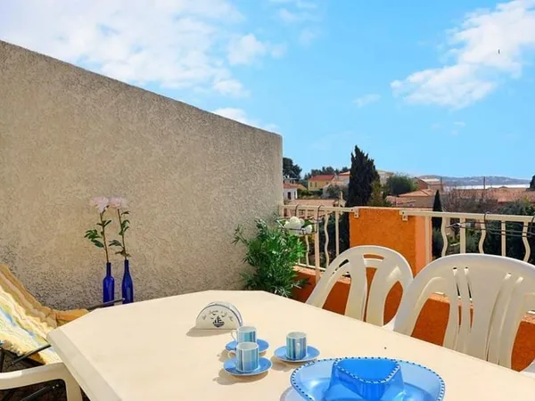 Bandol studio avec mezzanine, terrasse vue mer, à pied du centre