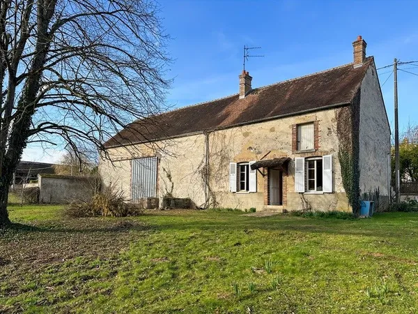Egreville proche à 5 mn. Belle longère authentique 3 pièces + grenier aménageable + grange de 100 m2