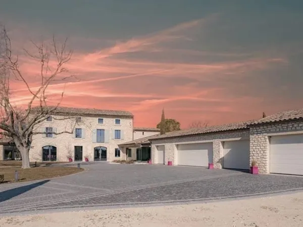 MAS RENOVE L'ISLE-SUR-LA-SORGUE GRAND GARAGE