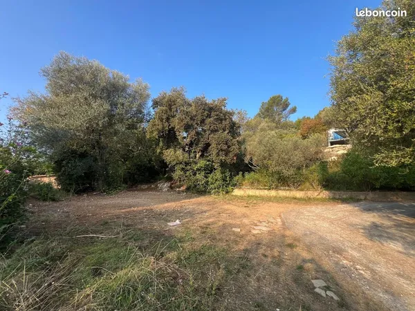 Terrain hors lotissement - LIBRE CONSTRUCTEUR- VIABILISÉ - Pignans