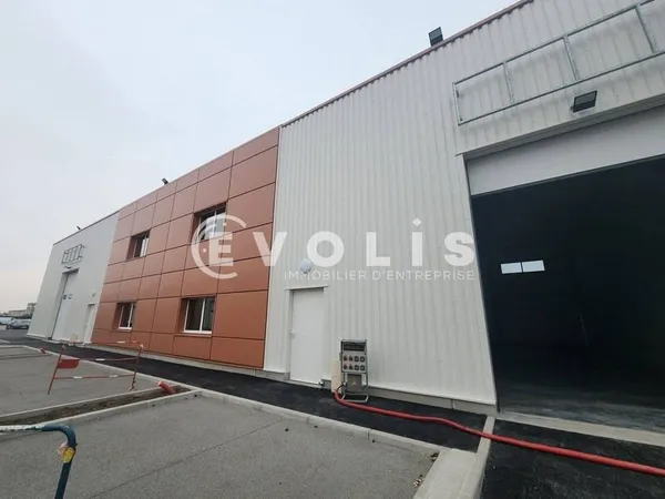 Local d'activité 2110 m²