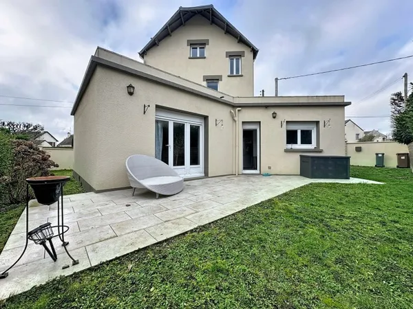 Vends belle maison de 7 pièces 4 chambres et sous sol total 244m² avec jardin à Bois d'Arcy