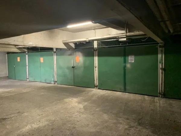 Grand BOX pour rangement ou voiture porte de Bagnolet.