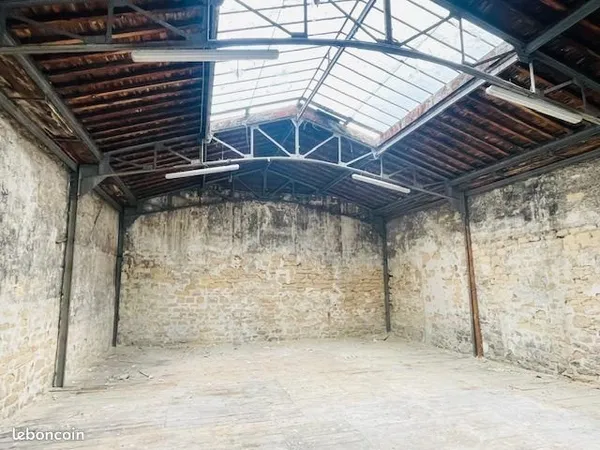 Local 389 m² Paris