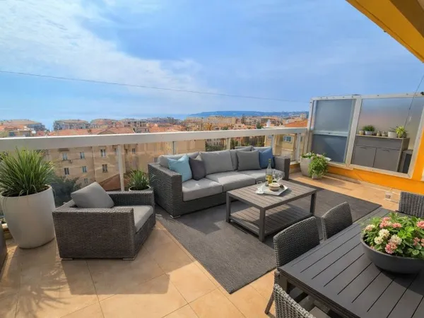 Menton , 8 ème dernier étage, 3 p de 72 m2 et 22 m2 de terr