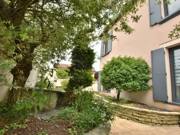 Charmante maison bourguignonne avec vue dégagée à VOSNE ROMANEE