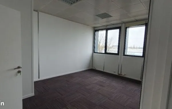 Bureaux de 76m2 au 2ème étage avec ascenseur, à Wissous (91), proche Orly, A6 et A10