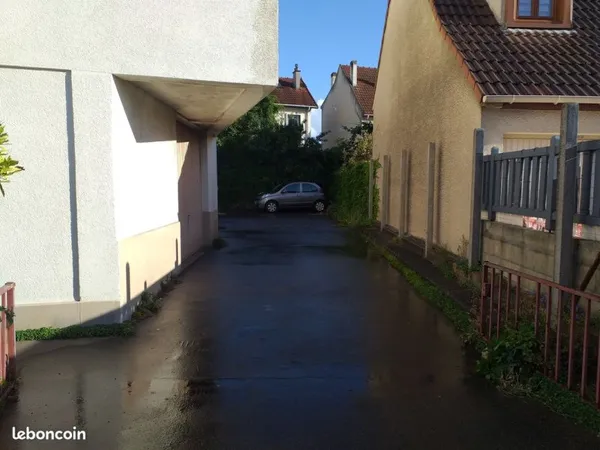 Location place de parking personnel derrière résidence privée