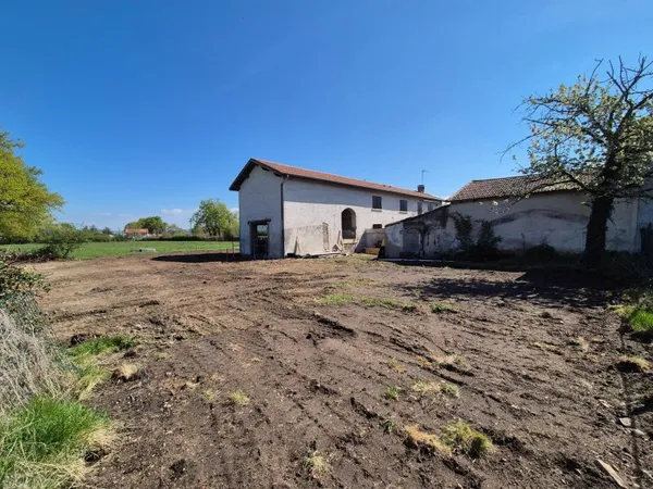 Grange au calme avec terrain privatif de 550m2. Projet final maison neuve 230 000€