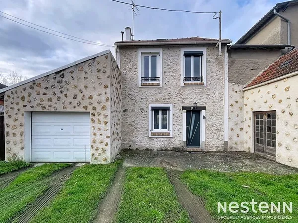 Charme et authenticité - Maison en pierre de taille - 3 chambres, jardin et garage - Hameau d'Auxonn