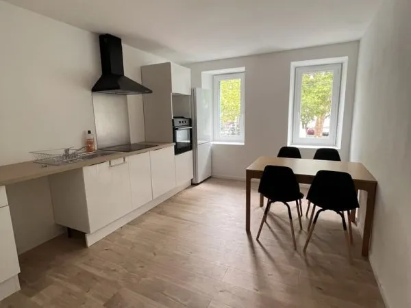 CENTRE DE CASTELNAUDARY APPARTEMENT T4 ENTIEREMENT MEUBLE LI