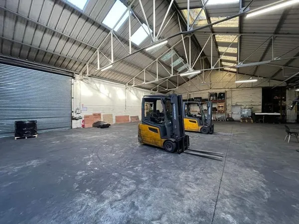 LOCAL D'ACTIVITE 5400m2 sur 10 000 m² , Terrain