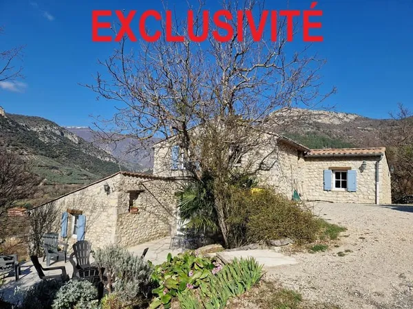 Propriété en pierres avec vue panoramique