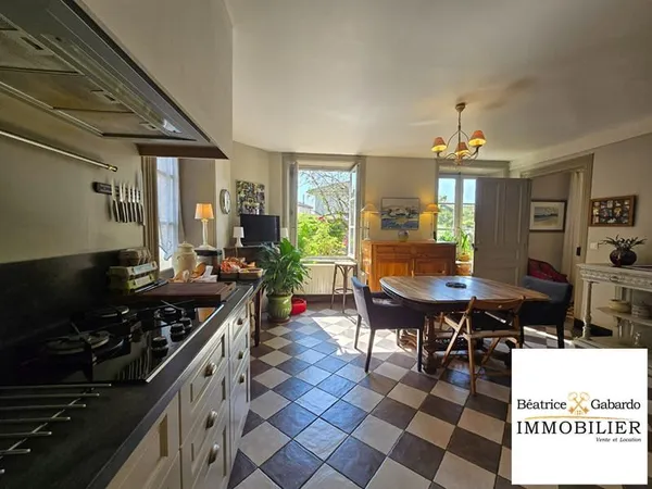 Maison Poule Les Echarmeaux 7 pièce(s) 225 m2