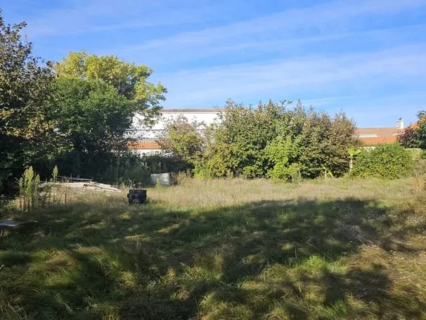 TERRAIN CONSTRUCTIBLE DE 642 M2, CENTRE-BOURG !