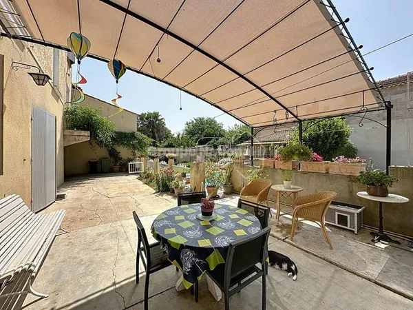 Maison offrant de nombreuses possibilités, avec jardin et piscine