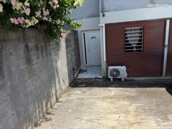 Bas de villa type T3 + terrasse à louer