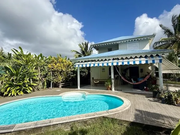 Jolie maison avec piscine sur terrain de 600 m2 sans vis à v