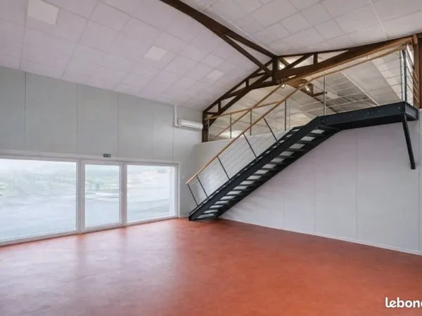 Local commercial - 140 m² avec mezzanine et vitrine
