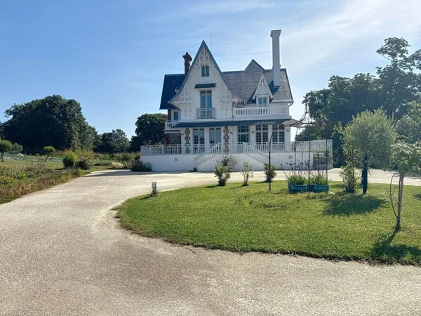 Villa 8 pièces 680 m²