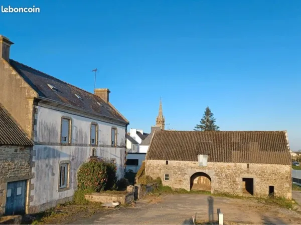 Beau corps de ferme avec grange aménageable. Centre de Plomelin