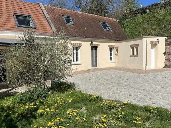 Maison avec vue sur une campagne vallonnée