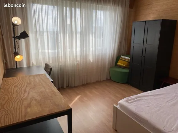 Colocation entre filles avec chambre et sanitaire privatifs - Esplanade
