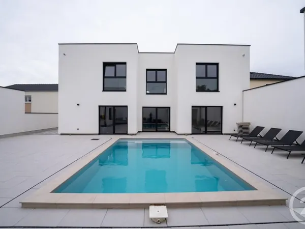 Maison 8 pièces 218 m²