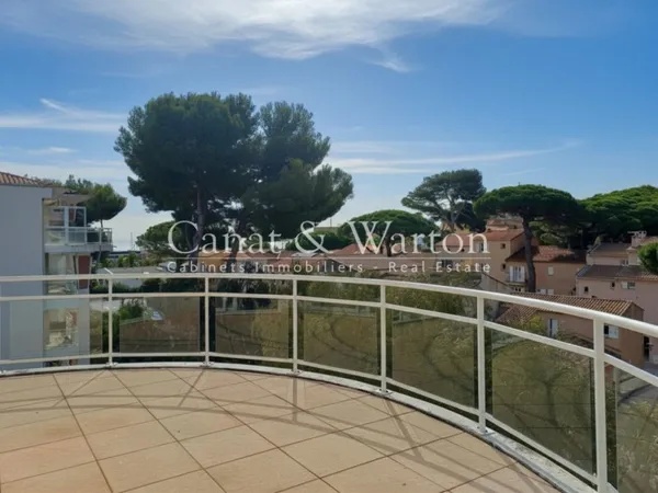 HYERES - DERNIER ETAGE VUER MER -APPARTEMENT T3
