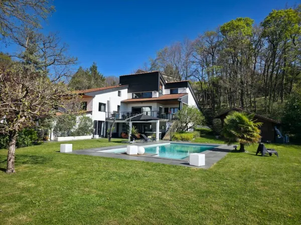 EN EXCLUSIVITE Villa d'exception avec vue panoramique sur le Lac