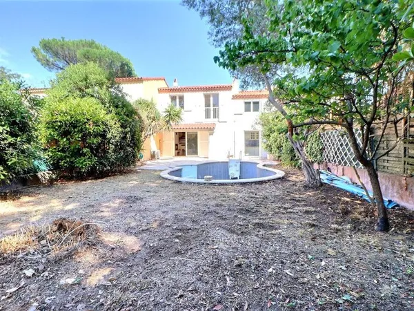 VENTE EN EXCLUSIVITE - SAINT-RAPHAËL - Maison 4 pièces de 87m2 avec garage et piscine privative