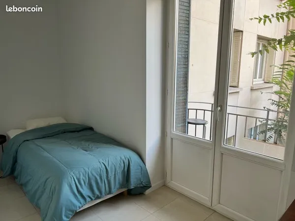 Chambre de standing avec douche et balcon privatifs