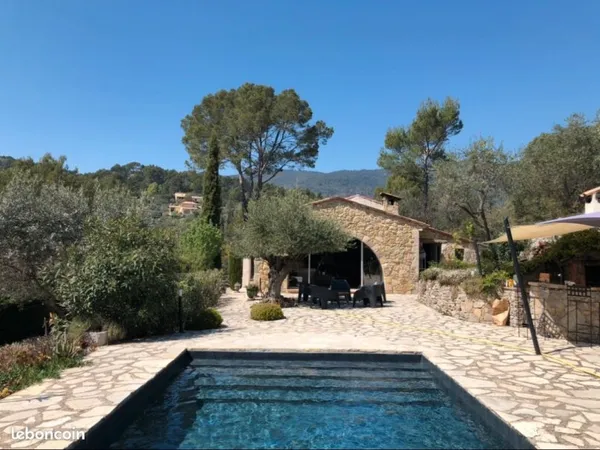 Location propriété de standing avec piscine, 4 chambres à Seillans