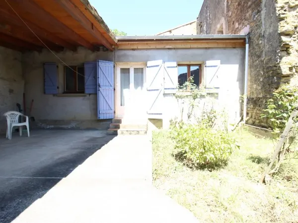 A vendre une maison de village avec possibilité de vivre en rez de chaussée avec un jardin et deux g
