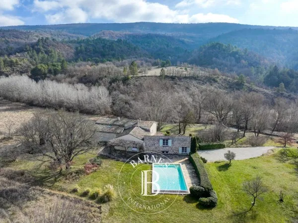 LUBERON NORD - AUTHENTIQUE MOULIN ENTIÈREMENT RÉNOVÉ DE PRES DE 600 M2 - PISCINE - AU CALME ABSOLU