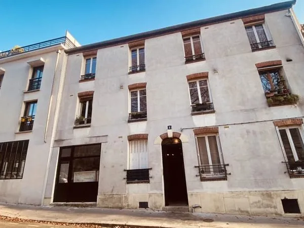 Un Petit Studio En Fond D'immeuble