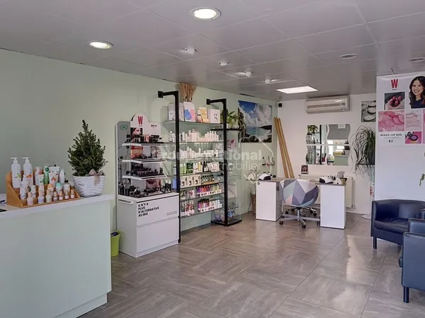 Local commercial en rdc de 85.56m² proche centre ville Berre l'Etang