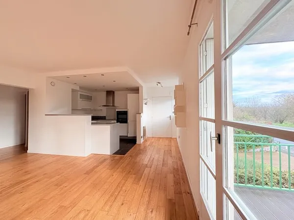 Appartement T4 avec balcon, garage et vue dégagée - Bord de