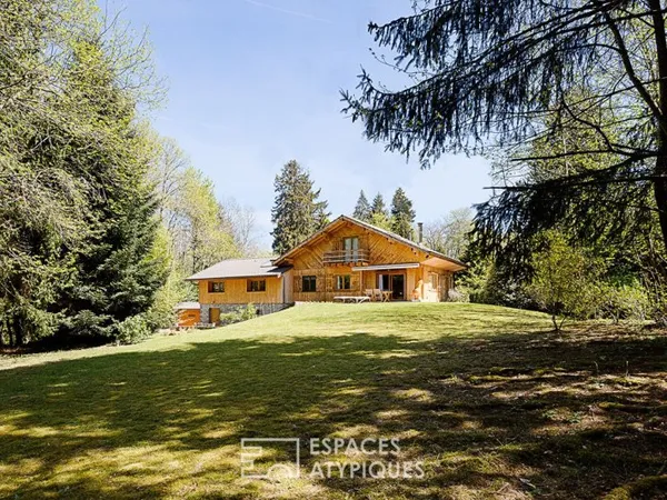 Elégant chalet et son écrin boisé aux portes de Genève