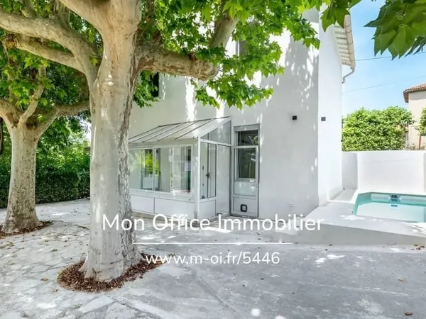 Référence : 5446-LLE. - Maison 5 pièces/ Terrasse/ Piscine/ stationnements