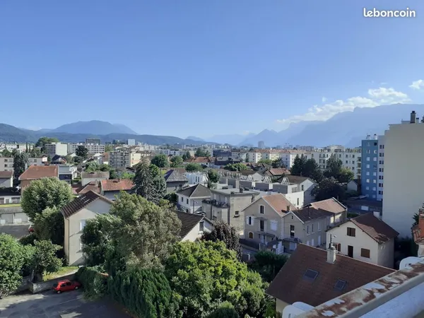 Appartement T3 - 76 m² - vue Alpes - 2 balcons - garage - cave